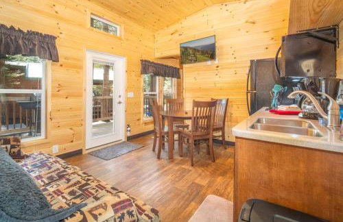 The Twilight Cabin #4 at Blue Spruce RV Park & Cabins - Foto 9