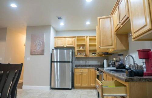 Quiet 3BR Escape, 4 TVs, Kitchen, Parking -F- - Foto 34