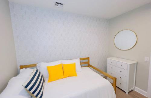 3BR Beach House | Fire Pit & Bar | Steps to Beach - Foto 24