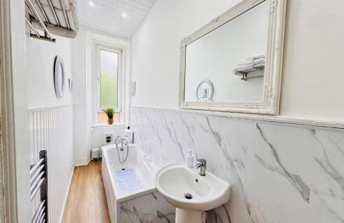 THE RESTING LION - Gourock Town Center Holiday Home Apartment - Foto 9