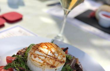 Beach Retreat 2 BR Apartment - Photo 36