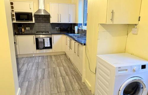 Modern 4 bed House with Free Parking - Photo 14