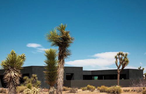 Black C House Modern w pool spa - Photo 9