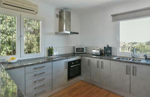 Heated pool and fantastic views BBQ Beach 5 mins - Photo 16