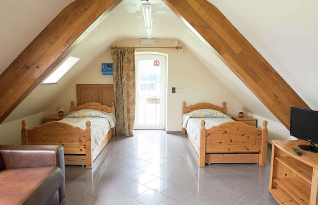 Group Stay With Pool, Chevron - Photo 7