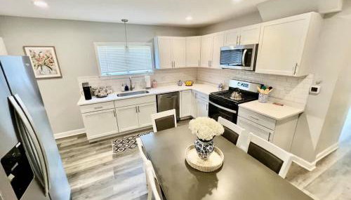 Cozy Chic 4BD 2BA Home in St Charles - Foto 2