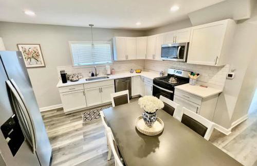 Cozy Chic 4BD 2BA Home in St Charles - Foto 2