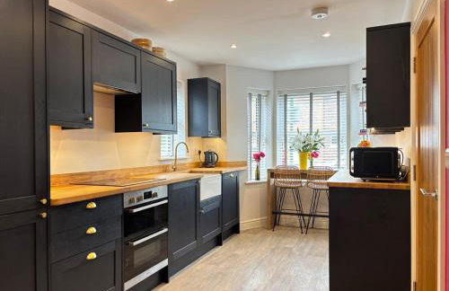 4BR - 3BA - Fast Wi-Fi - Free Parking - Garden - EV Point - Photo 1