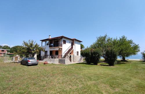 Bright, Beachfront Apartment with free parking and garden - Photo 8