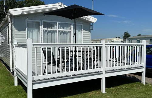 Your Seaside Escape at St Osyth Modern caravan with decking and wifi and parking Nr to Clacton on Sea - Foto 7