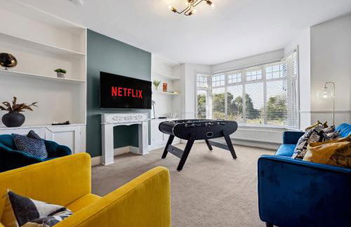 LONG TERM STAY SPECIAL OFFER AVAILABLE! 5-Bedroom Spacious, Stunning Design, Sociable Areas & Cosy House Near South Downs Park, Sleeps 11 with GAMES Room, PRIVATE PARKING and GARDEN - by Blue Puffin Stays - Foto 18