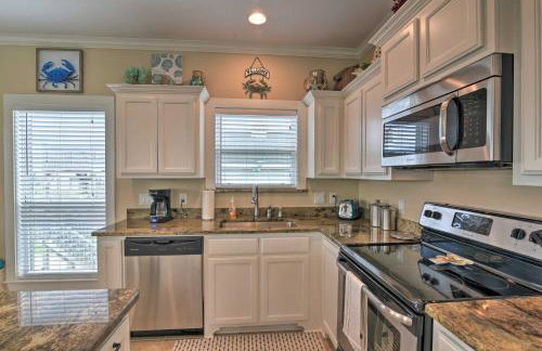 Ocean View and Grill Crystal Beach Bungalow! - Foto 10