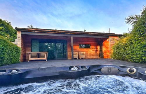 Chy Mena. South facing lodge with hot tub & views. - Foto 1