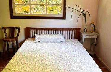 Casa com rio privado passando na frente e cercada por belas montanhas e piscina natural Estrada pavimentada até o estacionamento - Foto 13