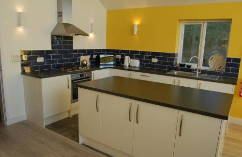 Beautiful, Modern Villa 5 mins walk from the Stunning Bay at Trearddur - Photo 4