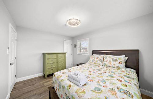 2nd Row Home Close to Beach - Foto 35