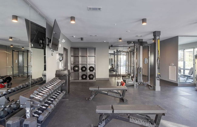 Prime Walkable Midtown Location, Pool, Gym Outlaw's Den by Avantstay - Foto 25