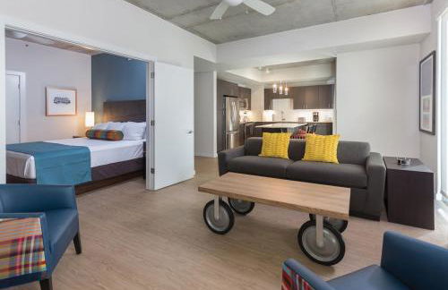 See all Austin has to offer in this Studio Apt with pool and gym onsite - Foto 14