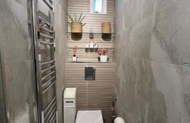 Newly Renovated 1-Bed Apartment with Private Patio - Foto 12