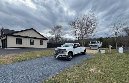 Close to Lake George! Couples Retreat with Pool - Foto 30