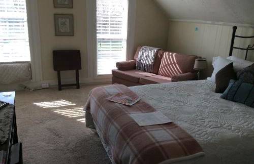 Charming Studio Apartment in the Heart of Golden - Photo 4