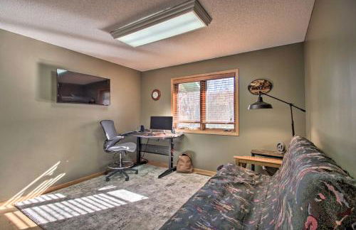 Cabin with Fire Pit and Movie Room, 1 Mi to Lake - Foto 14