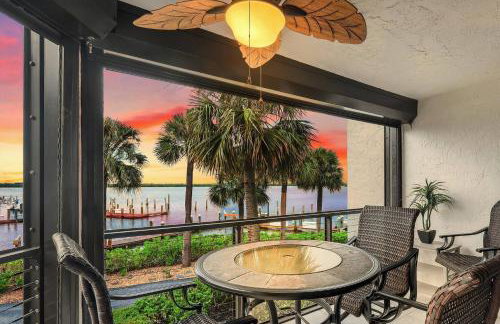 Waterfront Island Oasis! Heated Pool with Stunning View & 2 Full Bath - Foto 4