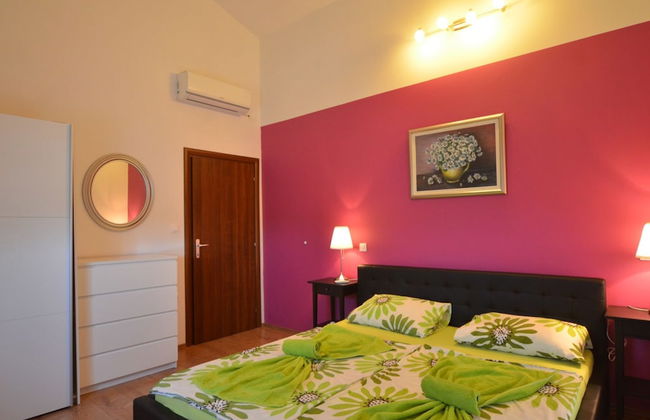 Exquisite Secluded Villa With Pool - Photo 8