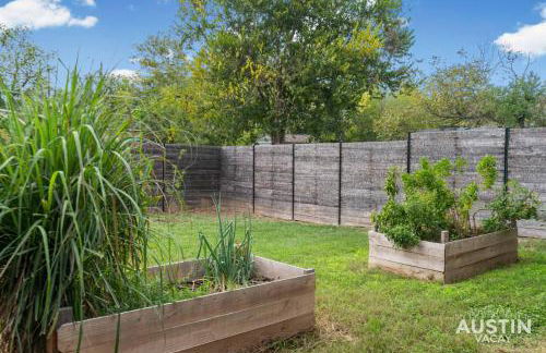 Pet-Friendly 3BR,2.5BA Home w Yard Near Mueller and Moody Center by Austin Vacay - Foto 24