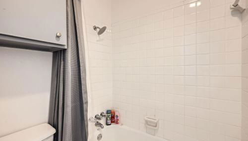 Your Airy King Suite Getaway - Sleeps 4 - Pool, Prkg - Foto 4