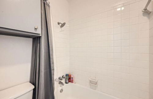 Your Airy King Suite Getaway - Sleeps 4 - Pool, Prkg - Photo 4