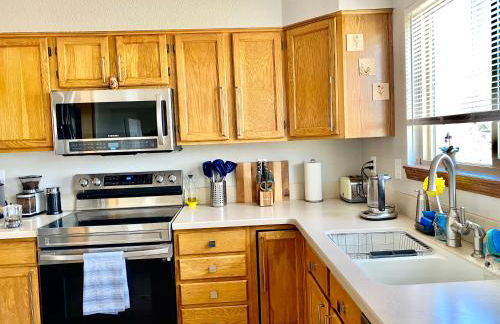 Artsy Home close to USAFA with Fireplace and Patio - Foto 8