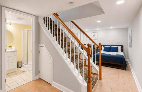 Charming Townhouse Retreat by CozySuites - Foto 9