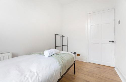 4BR House By Astra Residences Short Lets & Serviced Accommodation Stanley With Free Parking & Instant Booking - Foto 19