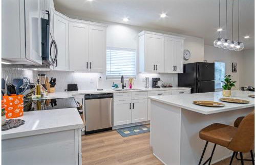 Unwind in Style 4BR2BA Quick Access to Downtown - Foto 16