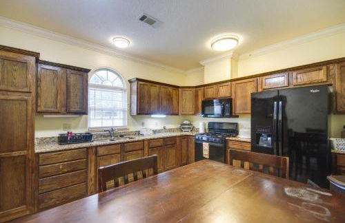 Homey Greenwood Getaway with Patio and Backyard - Foto 8