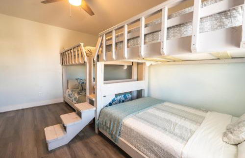 Noisywaves - Beachfront Paradise with Hot Tub, Yard, and Game Room - Foto 38