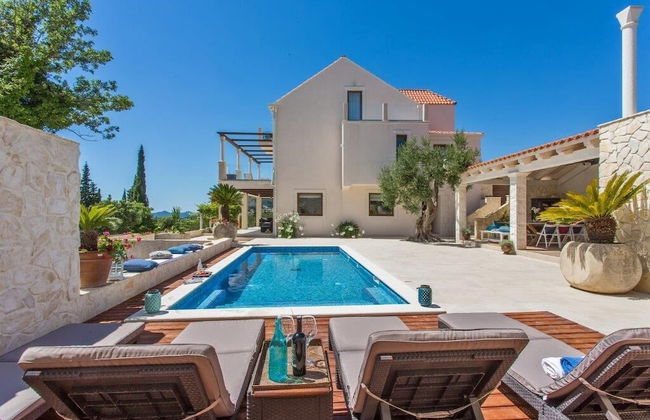 Luxury Villa Dolce Vita with Pool - Photo 35