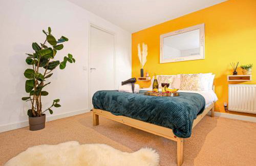 Beautiful City Centre Apartment with Free Parking, Fast-Wifi, SmartTV with Netflix and Private Garden by Yoko Property - Foto 15