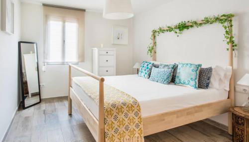 Charming Apartment With Vibrant Accents - Photo 4