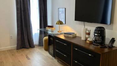 Historic Hotel, Heart of Bangor, Fiber Wi-Fi, Roku TV, Room # 206 - Foto 3