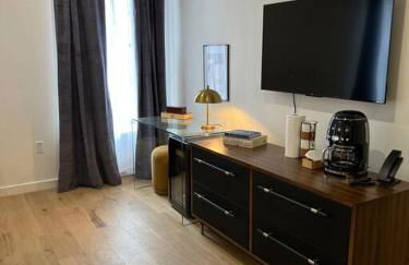 Historic Hotel, Heart of Bangor, Fiber Wi-Fi, Roku TV, Room # 206 - Foto 3