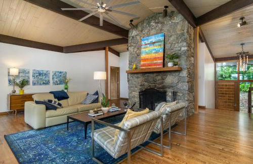 Retro Metro Deck House MCM Gem with Hot Tub & Spectacular Views! - Foto 18