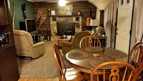 Secluded Lake Cottage Rental with a Dock and a Game Room in Hale, Michigan - Foto 2