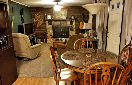 Secluded Lake Cottage Rental with a Dock and a Game Room in Hale, Michigan - Foto 2