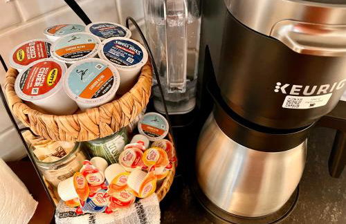 Modern & Cozy on Private Lane, Minutes to Airport - Foto 5