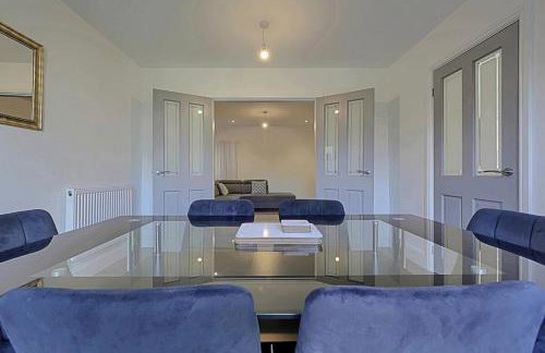 Comfortable 3-Bed Home - Driveway Parking - Foto 41