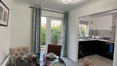 Stylish Highland Home - Photo 3