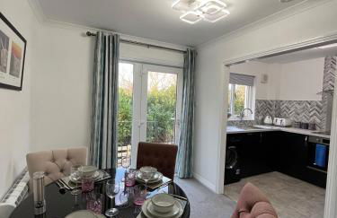 Stylish Highland Home - Photo 3