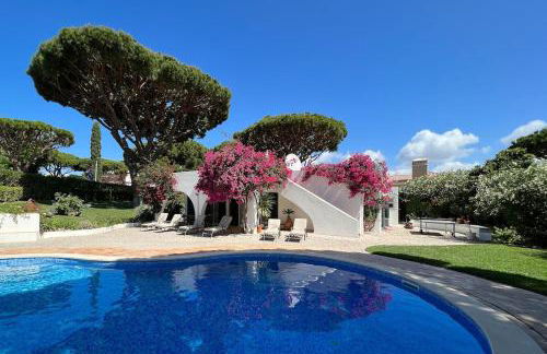 Traditional 3 bedroom villa with great pool in the heart of Vale do Lobo - Photo 1